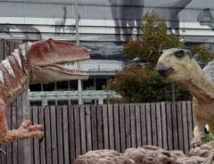 恐竜モニュメントの写真