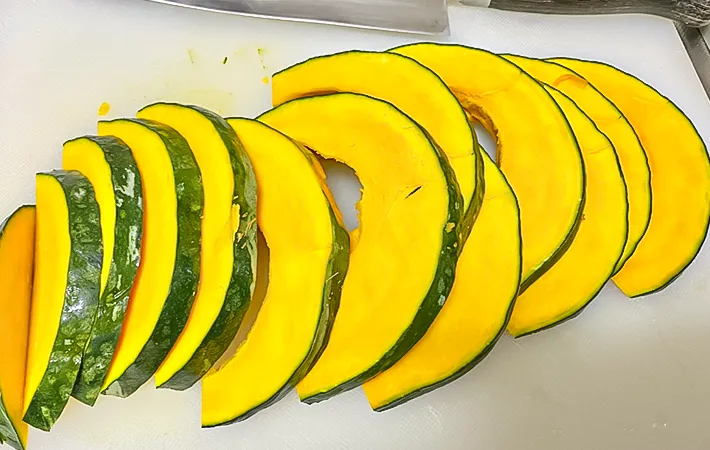 5〜8mmの厚さに切ったカボチャの写真（撮影：エニママ）