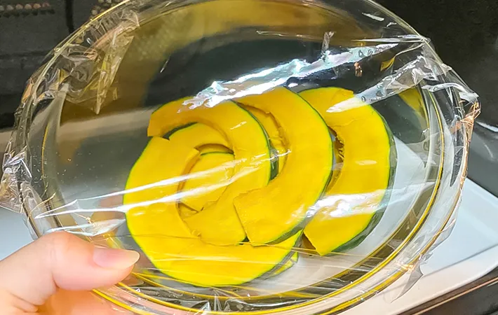 耐熱容器に入れたカボチャの写真（撮影：エニママ）