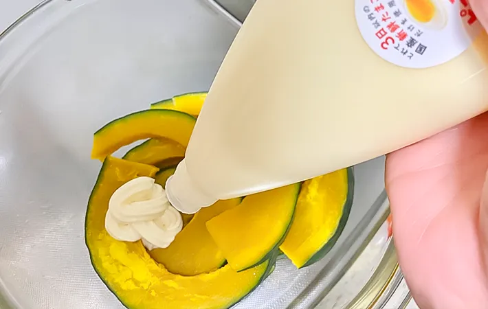 カボチャにマヨネーズを加えている写真（撮影：エニママ）