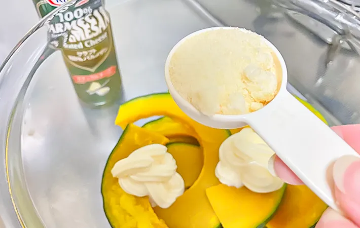 カボチャに粉チーズを加えている写真（撮影：エニママ）