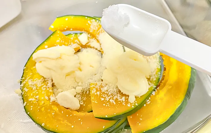 カボチャに塩を加えている写真（撮影：エニママ）