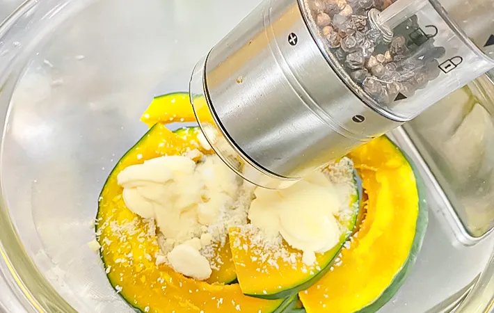 カボチャにコショウを加えている写真（撮影：エニママ）