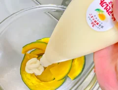 カボチャにマヨネーズを加えている写真（撮影：エニママ）