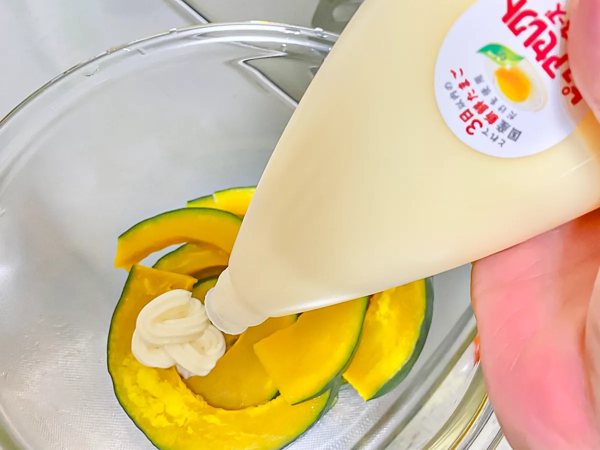カボチャにマヨネーズを加えている写真（撮影：エニママ）