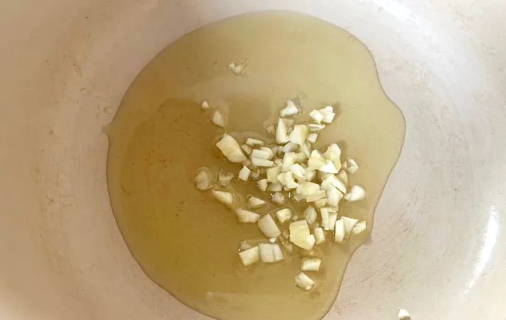 『サバ缶でアクアパッツァ』を作る写真（撮影：エニママ）