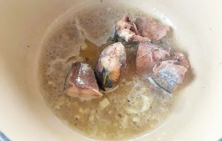 『サバ缶でアクアパッツァ』を作る写真（撮影：エニママ）