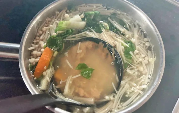 『豆乳味噌汁』を作る写真（撮影：エニママ）