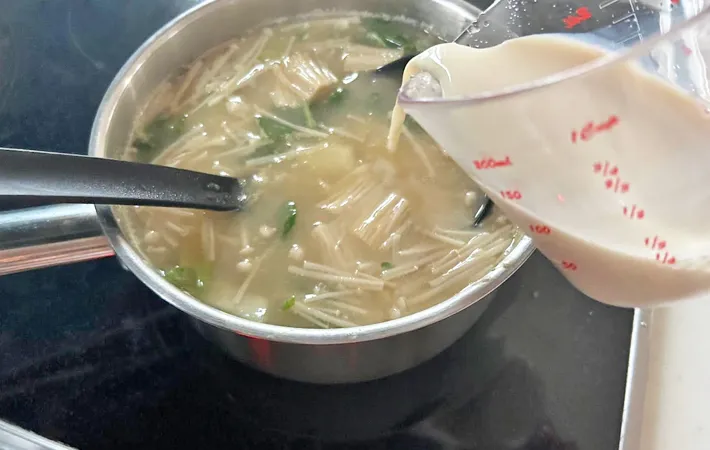 『豆乳味噌汁』を作る写真（撮影：エニママ）