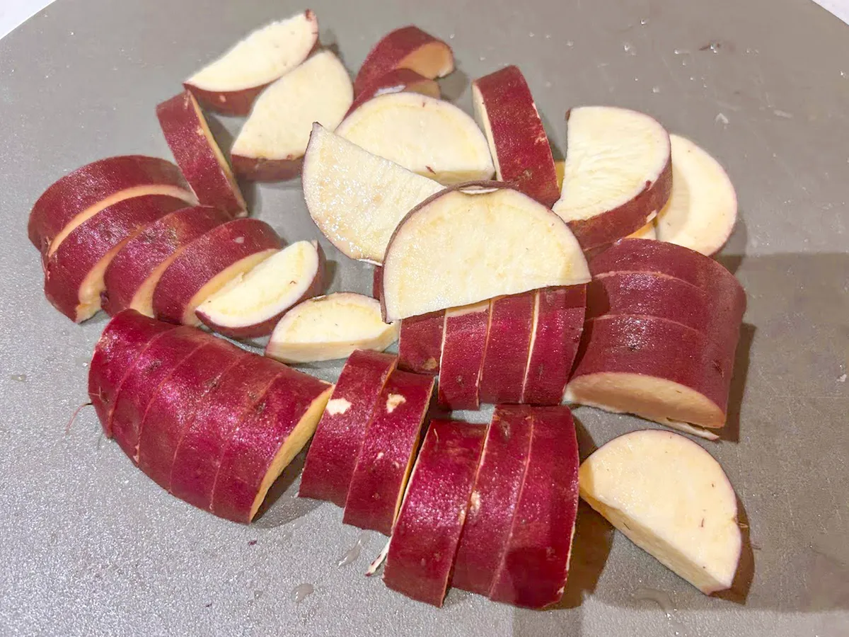 半月切りにしたサツマイモの写真（撮影：エニママ）