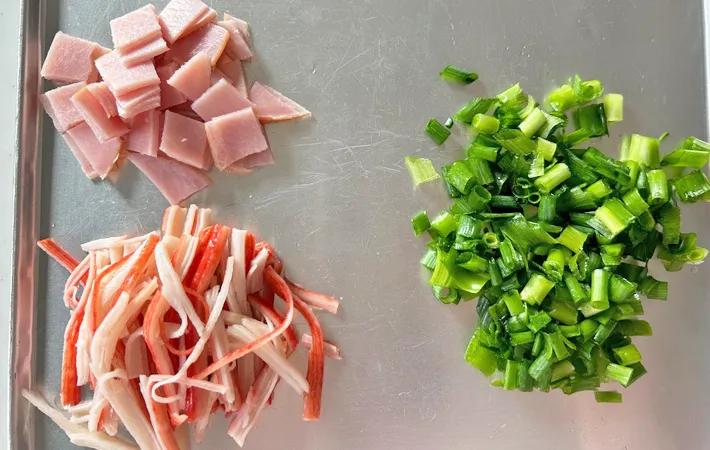 『混ぜるだけ炒飯』を作る写真（撮影：エニママ）