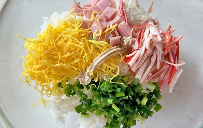 『混ぜるだけ炒飯』を作る写真（撮影：エニママ）