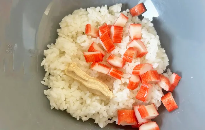 『カニカマおにぎり』を作る写真（撮影：エニママ）