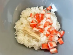 『カニカマおにぎり』を作る写真（撮影：エニママ）