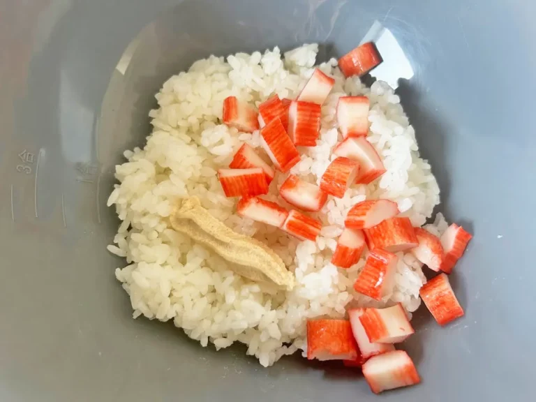 『カニカマおにぎり』を作る写真(撮影:エニママ)