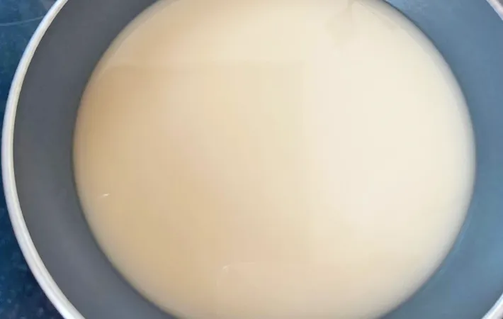 『麦茶でわらび餅』を作る写真（撮影：エニママ）