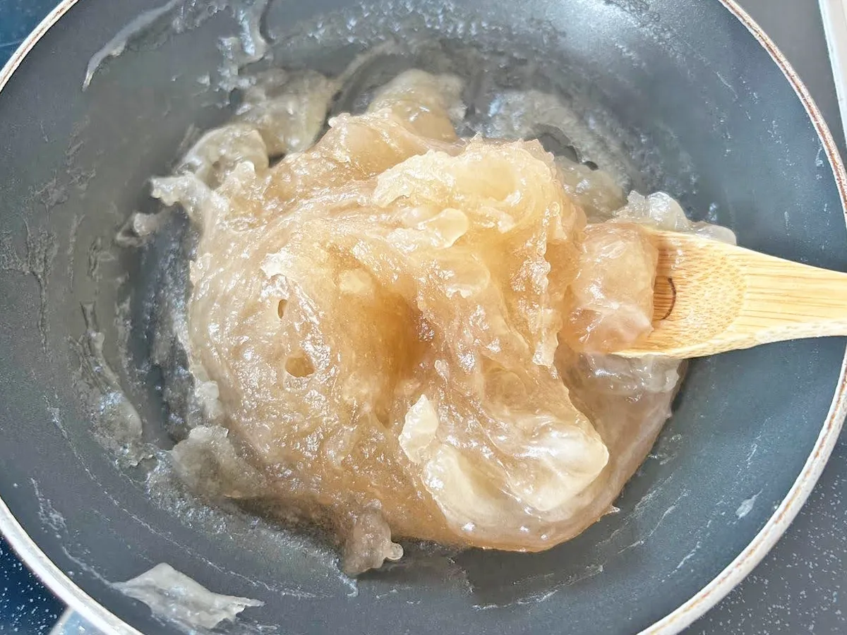 『麦茶でわらび餅』を作る写真（撮影：エニママ）