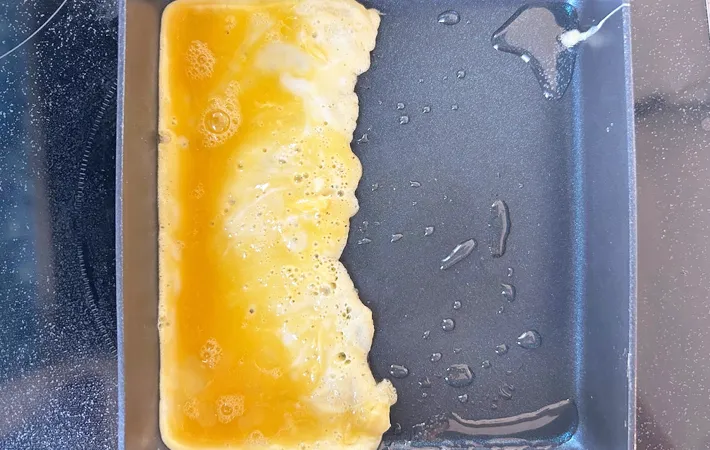 玉子焼きを作る写真（撮影：エニママ）