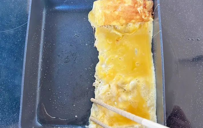 玉子焼きを作る写真（撮影：エニママ）
