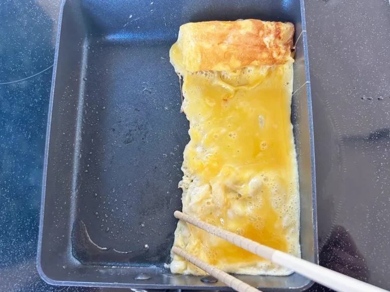 玉子焼きを作る写真(撮影:エニママ)