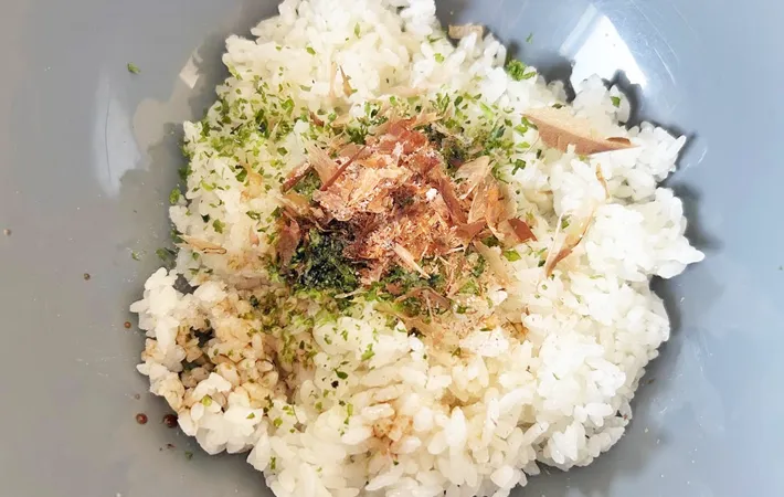 『青のりおにぎり』を作る写真（撮影：エニママ）