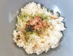 『青のりおにぎり』を作る写真（撮影：エニママ）