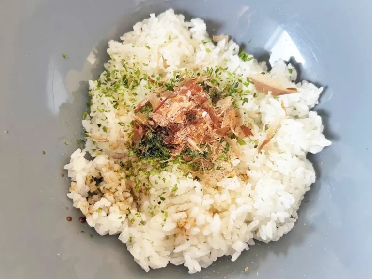 『青のりおにぎり』を作る写真(撮影:エニママ)