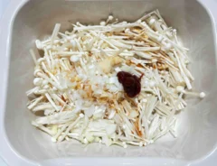 材料と調味料を混ぜ合わせている写真