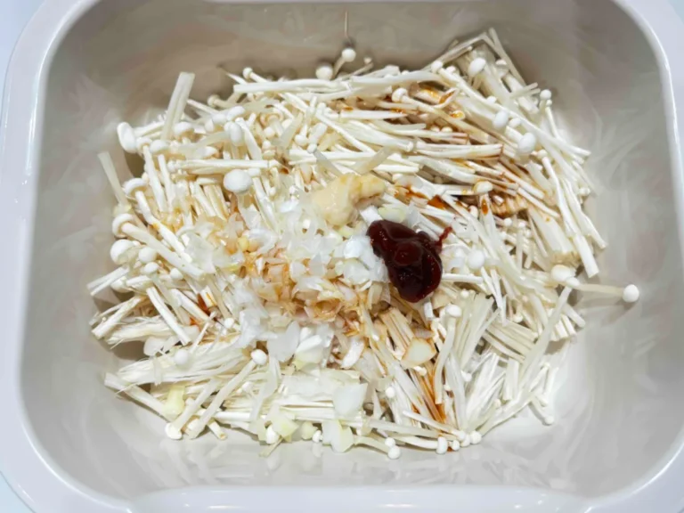 材料と調味料を混ぜ合わせている写真