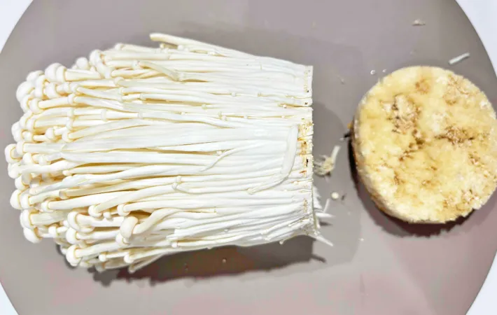 『ホタテ風エノキソテー』を作る写真（撮影：エニママ）