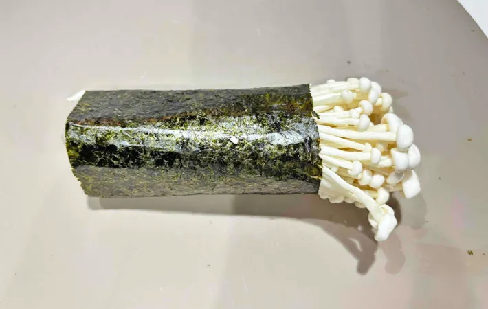 『ホタテ風エノキソテー』を作る写真（撮影：エニママ）