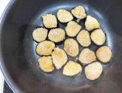 『ホタテ風エノキソテー』を作る写真（撮影：エニママ）