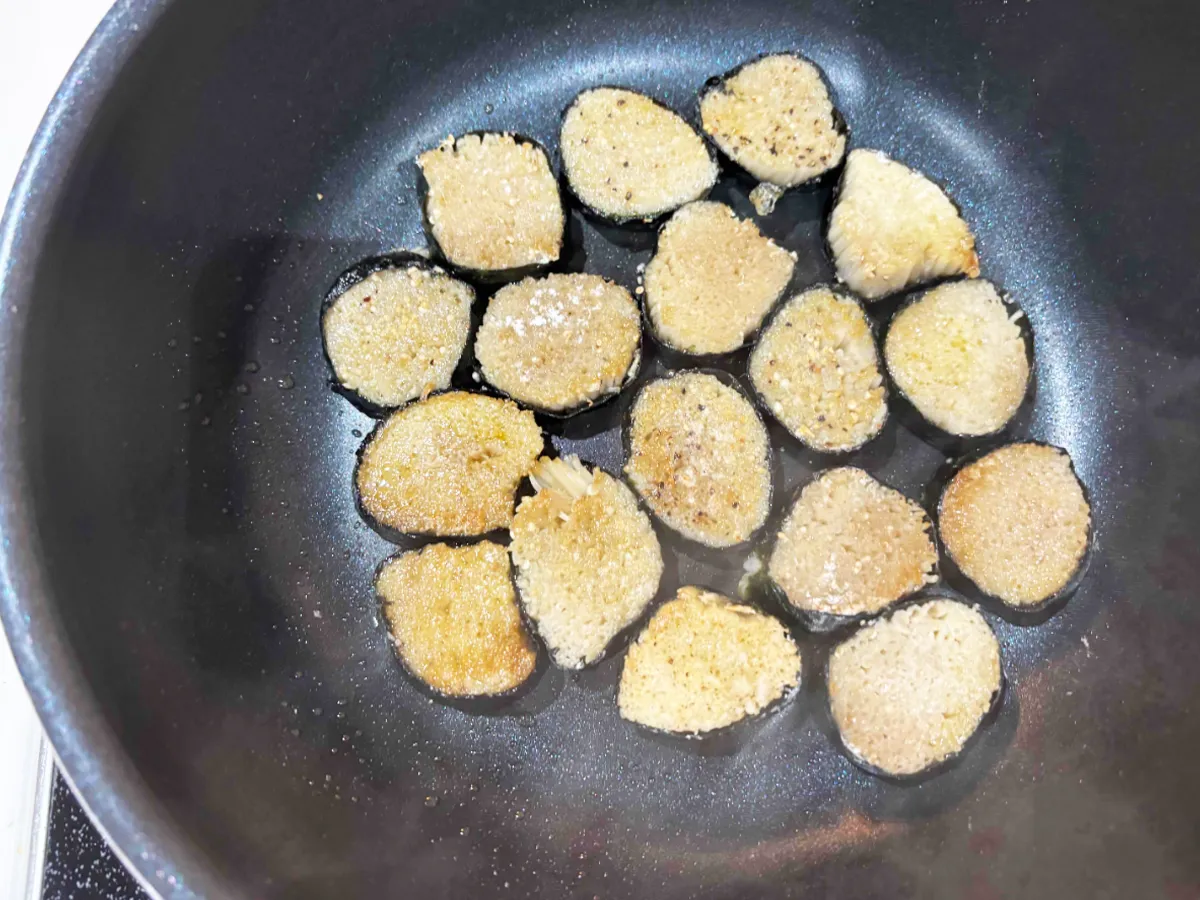 『ホタテ風エノキソテー』を作る写真（撮影：エニママ）