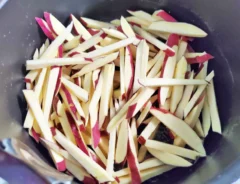 『サツマイモきんぴら』を作る写真（撮影：エニママ）