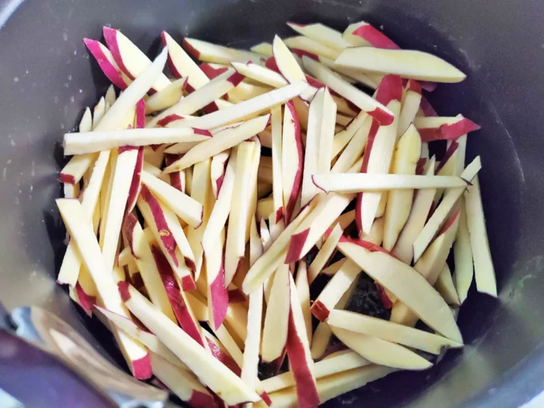 『サツマイモきんぴら』を作る写真(撮影:エニママ)