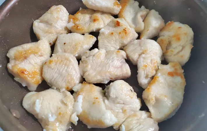 『鶏胸肉のトマトチリソース』を作る写真（撮影：エニママ）