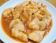 『鶏胸肉のトマトチリソース』の完成写真（撮影：エニママ）