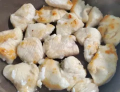 『鶏胸肉のトマトチリソース』を作る写真（撮影：エニママ）