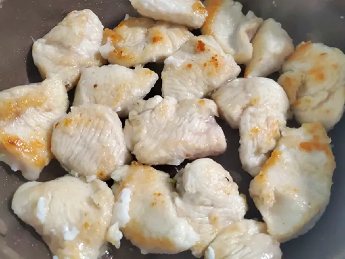 『鶏胸肉のトマトチリソース』を作る写真(撮影:エニママ)