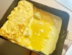 『ヨールグルト入り玉子焼き』を作る写真（撮影：エニママ）