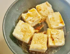 『豆腐ステーキ』を作る写真（撮影：エニママ）