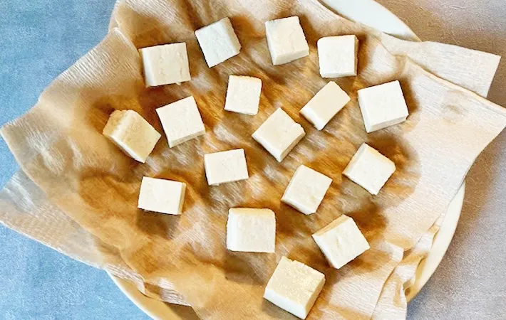 『レンジで豆腐の水切り』をする写真（撮影：エニママ）