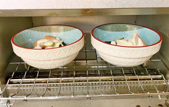 『かぼちゃとソーセージのマヨグラタン』を作る写真（撮影：エニママ）