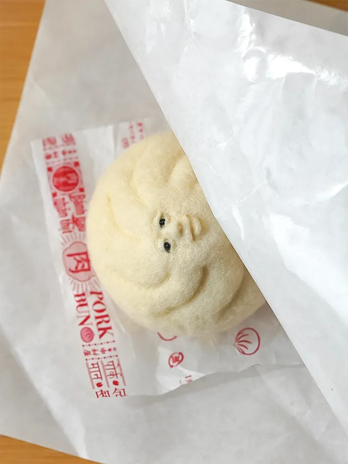 羊毛フェルトで作った『人面肉まん2025秋』の写真