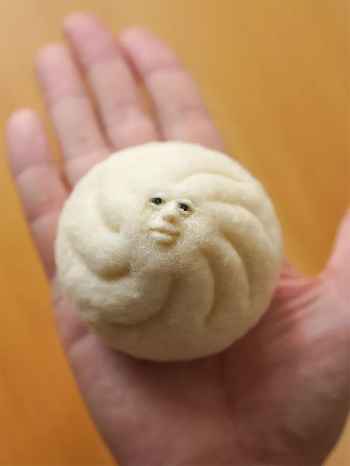 羊毛フェルトで作った『人面肉まん2025秋』の写真