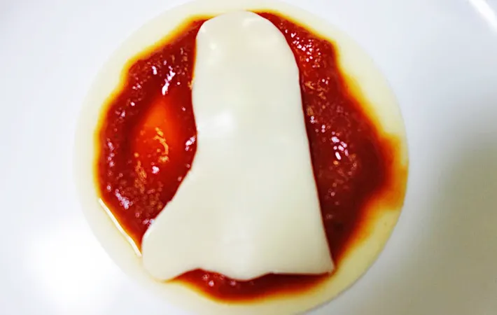 『おばけのミニピザ』を作る写真（撮影：エニママ）