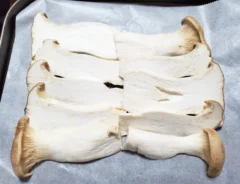 『エリンギピザ』を作る写真（撮影：エニママ）