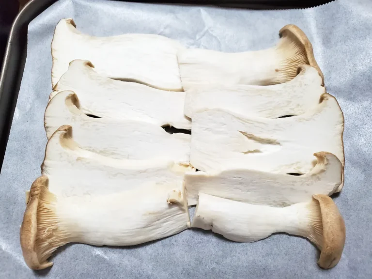 『エリンギピザ』を作る写真(撮影:エニママ)