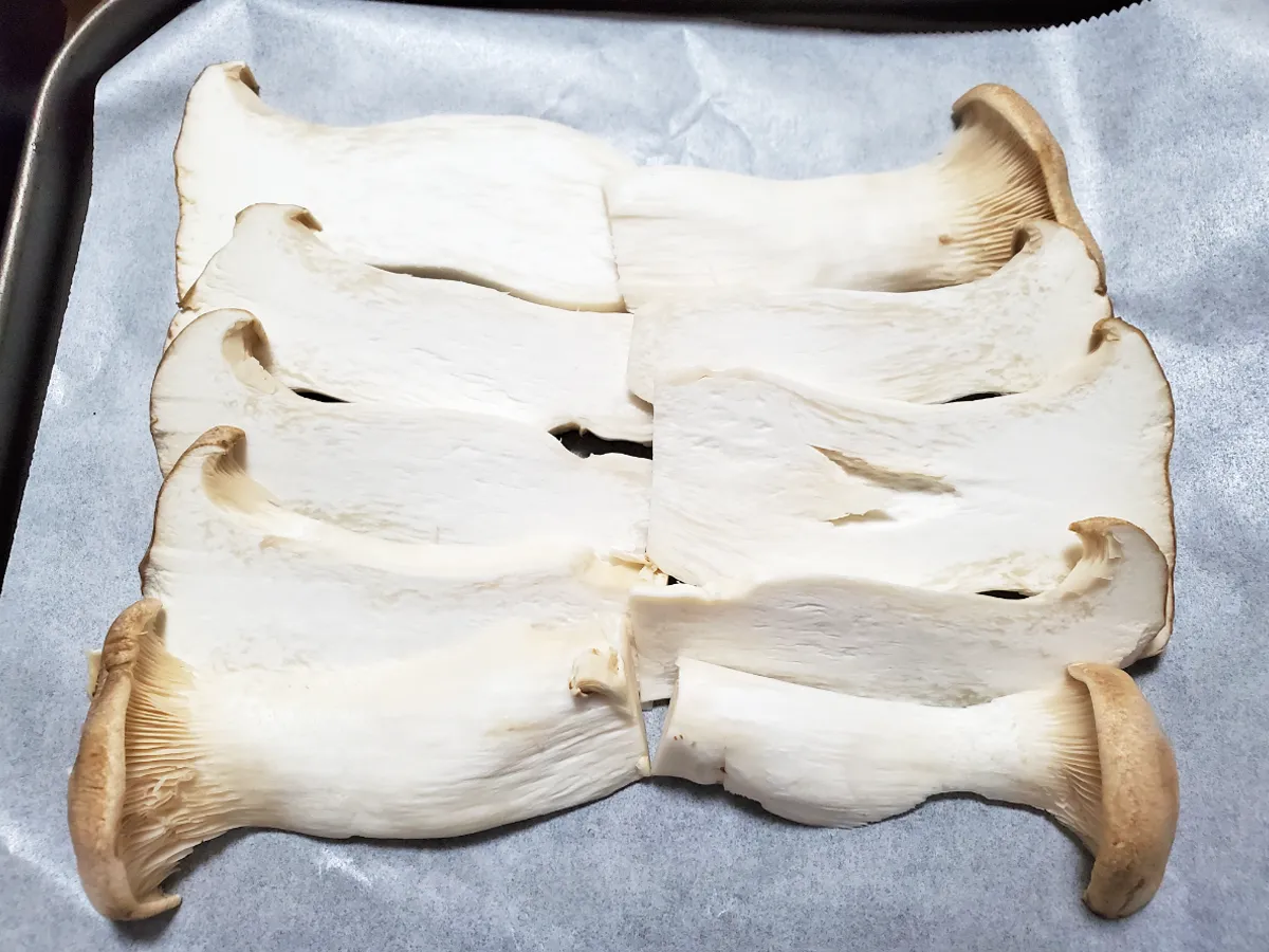 『エリンギピザ』を作る写真（撮影：エニママ）