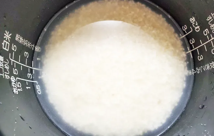 『サツマイモとベーコンの炊き込みご飯』を作る写真（撮影：エニママ）